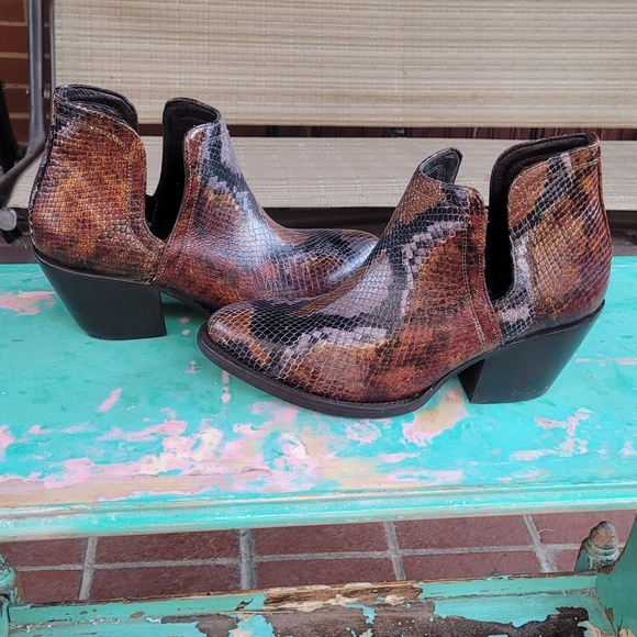 Ariat Dixon R Toe Western Ankle Boots - Picture 1 of 7